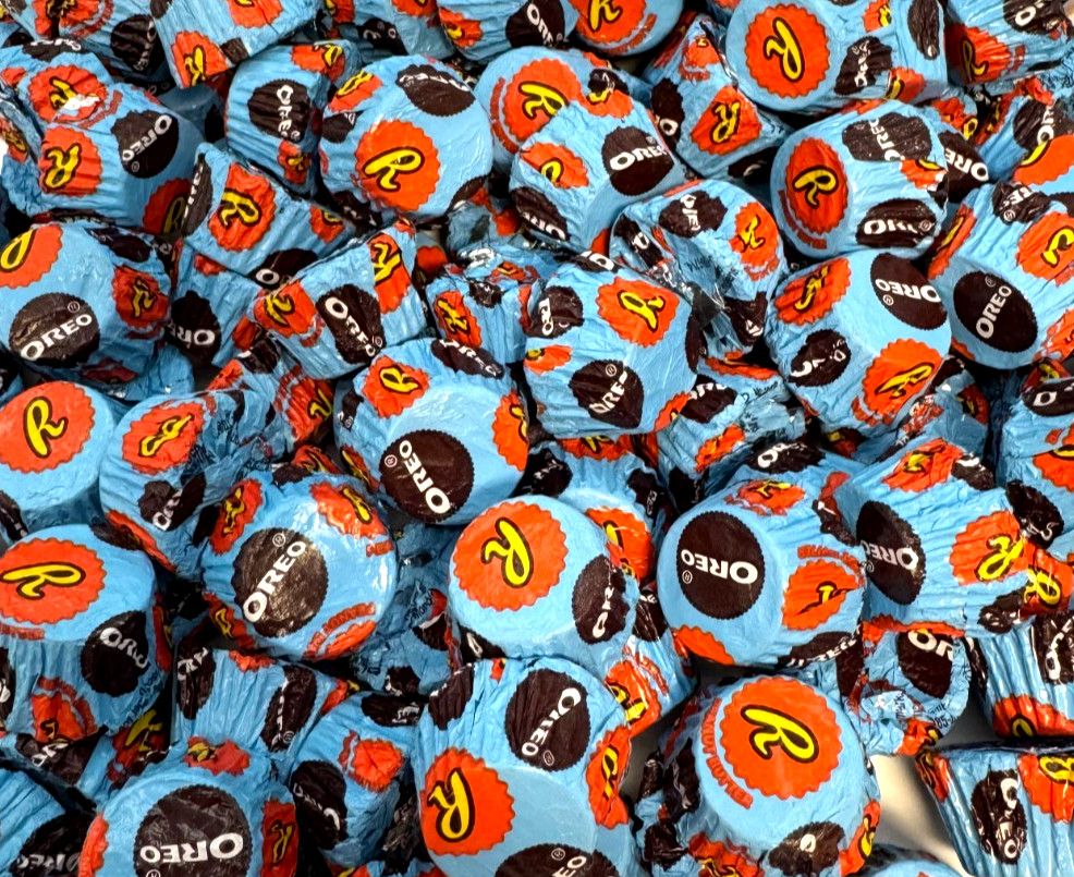 Reese’s Oreo Miniatures Milk Chocolate & White Peanut Butter Cups (4 Pounds)