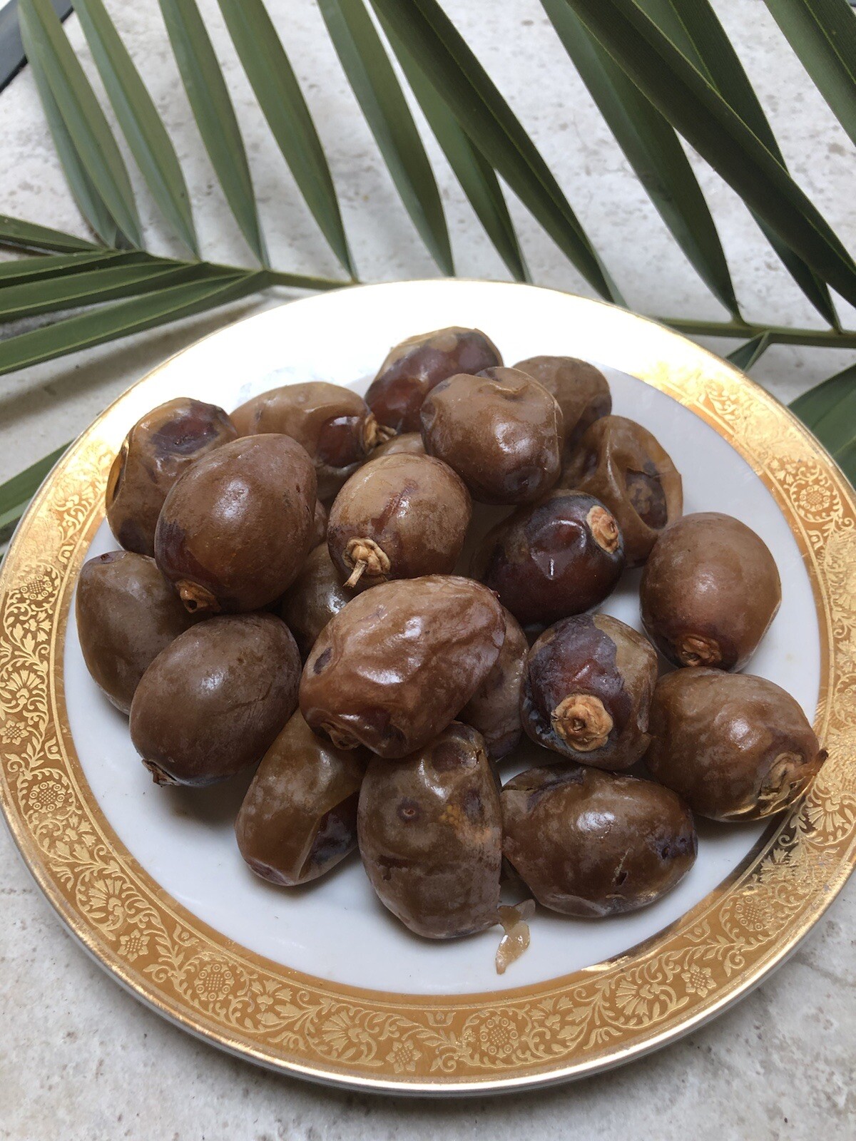 BARHI LA DOLCE DATES -5LB. . DISTINCTIVE FROM MEDJOOL. ￼ FRESH CALIFORNIA DATES
