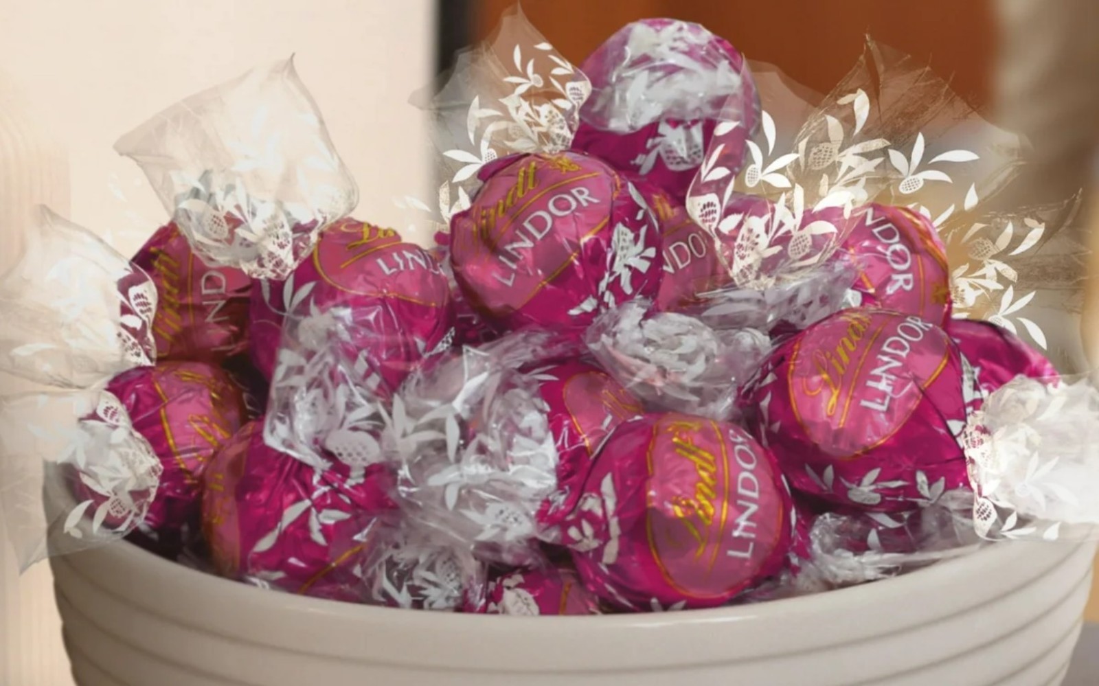 Lindt LINDOR WHITE CHOCOLATE RASPBERRY CHEESECAKE LIMITED BULK BAG VALUE NOW