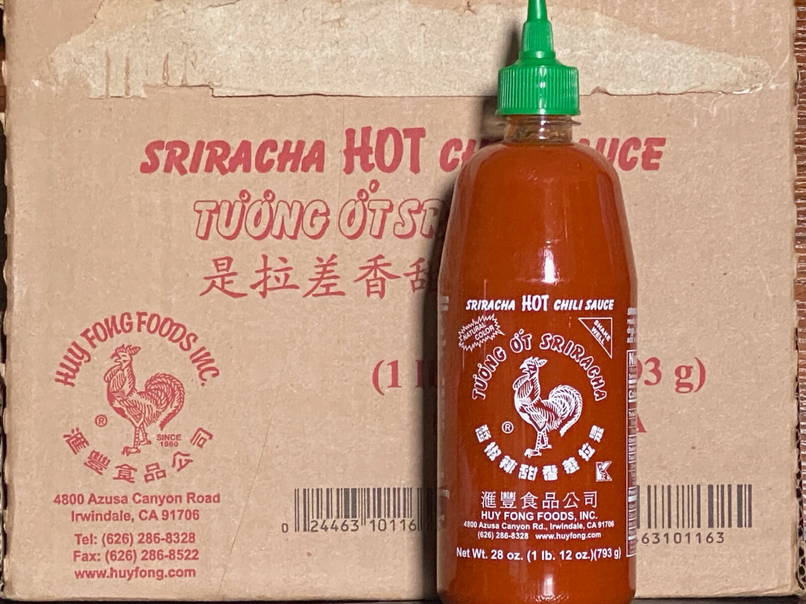 Huy Fong Sriracha Hot Chili Sauce 28 oz. BIG BOTTLE (Best Before 6/2025) Organic