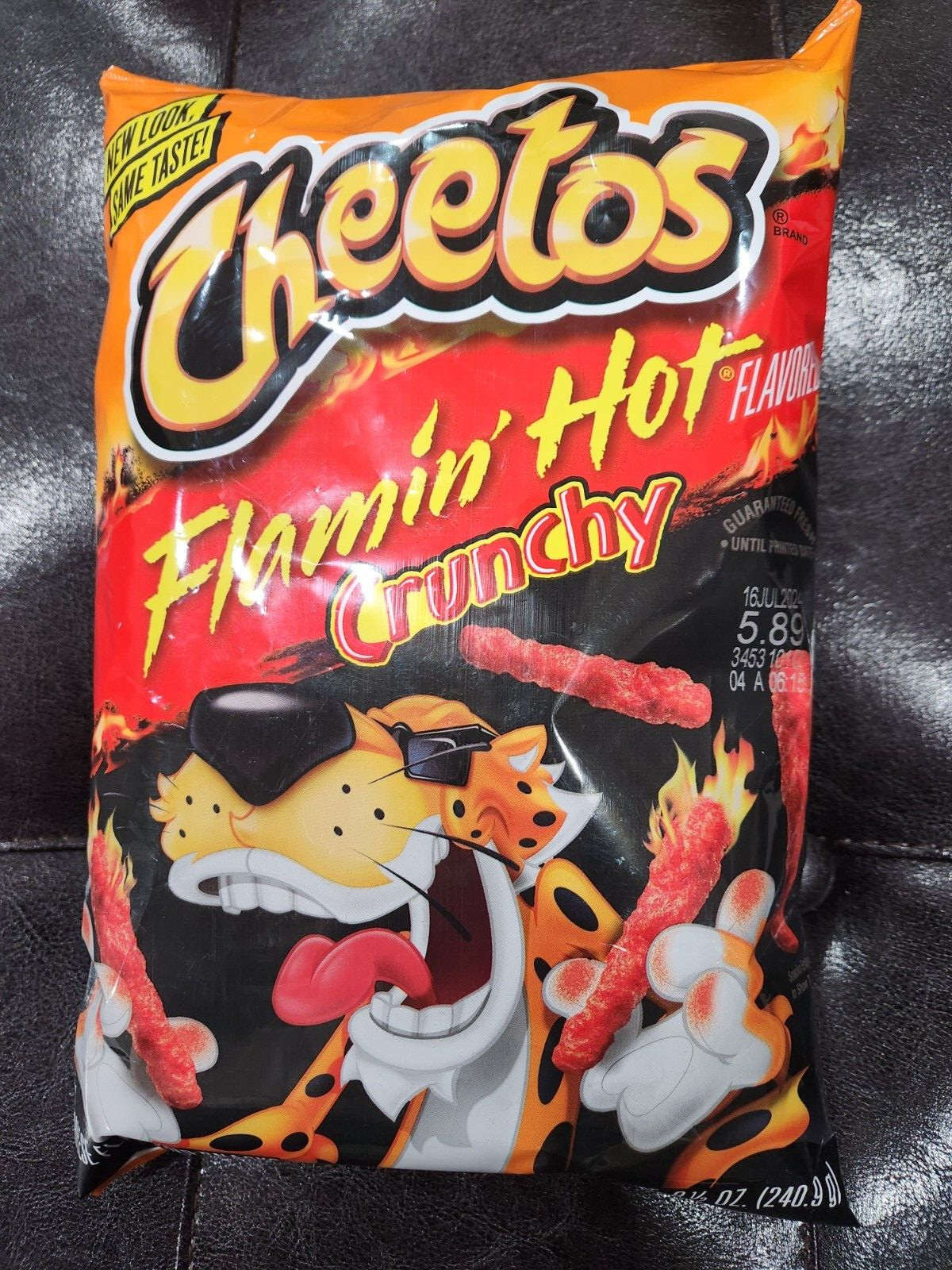 NEW LOOK, SAME TASTE CHEETOS FLAMIN’HOT FLAVORED CRUNCHY 03/2025 NET 8.5 OZ USA