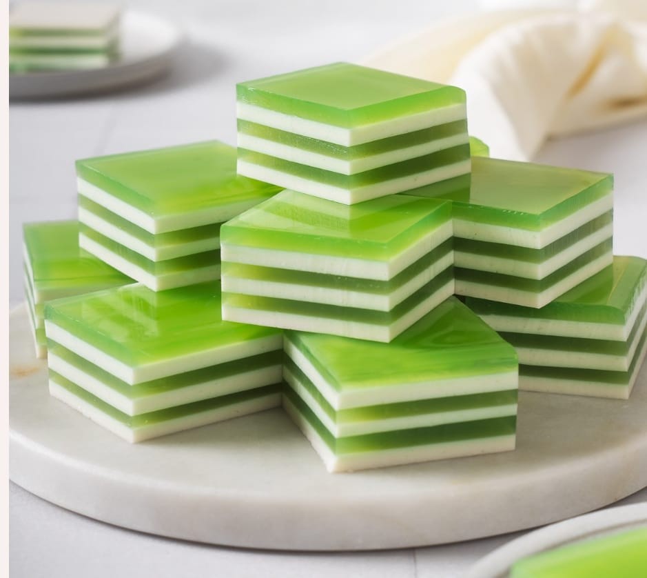 Natural Fresh Pandan Leaves Authentic Asian Herb for Desserts and Cuisine