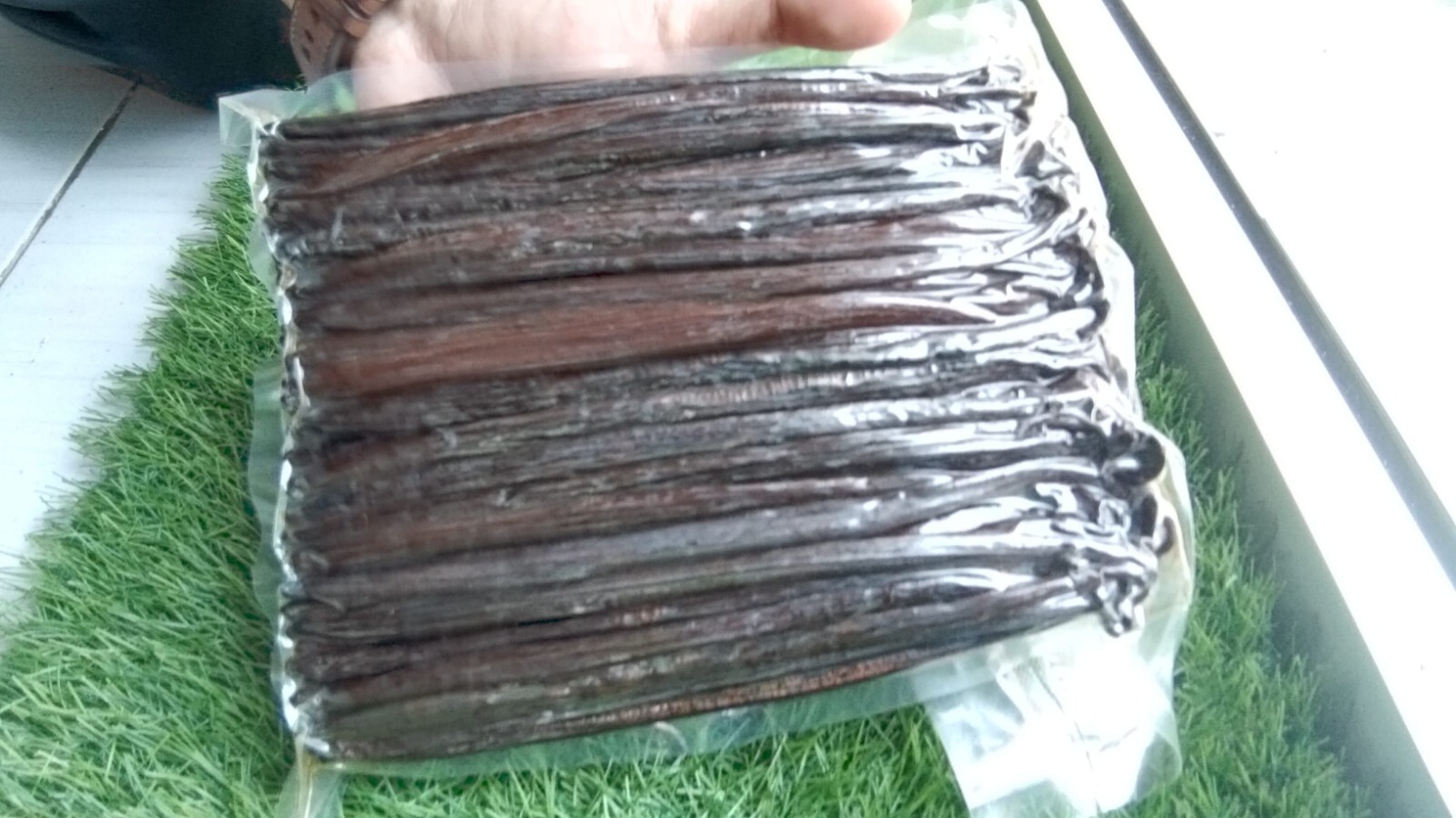 1KG Vanilla Beans Planifolia Grade A 19cm+ 25–35% Moisture | Organic Whole Pods