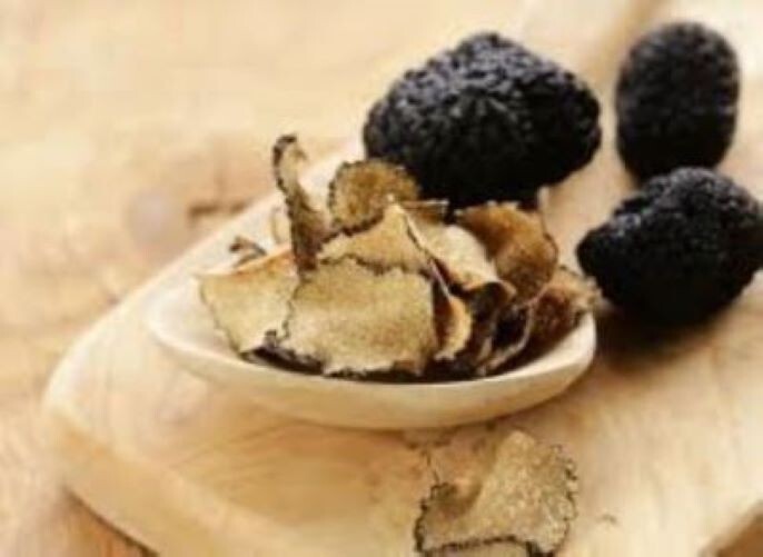 Precious Italian fresh black truffles. Black truffle 110g. 3,8 oz. Mushrooms.