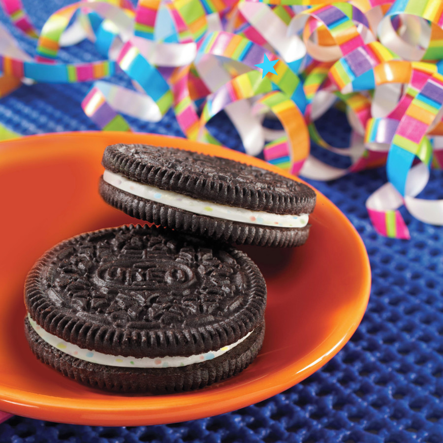 2-Pack Oreo Birthday Cake Sandwich Cookies (261g) Biscuit Snacks Sweet Canada