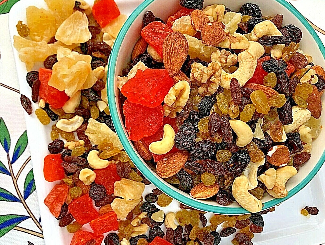 Trail Mix Pineapple, Papaya Chunk, Black, Golden Raisins Almond Cashews Walnut