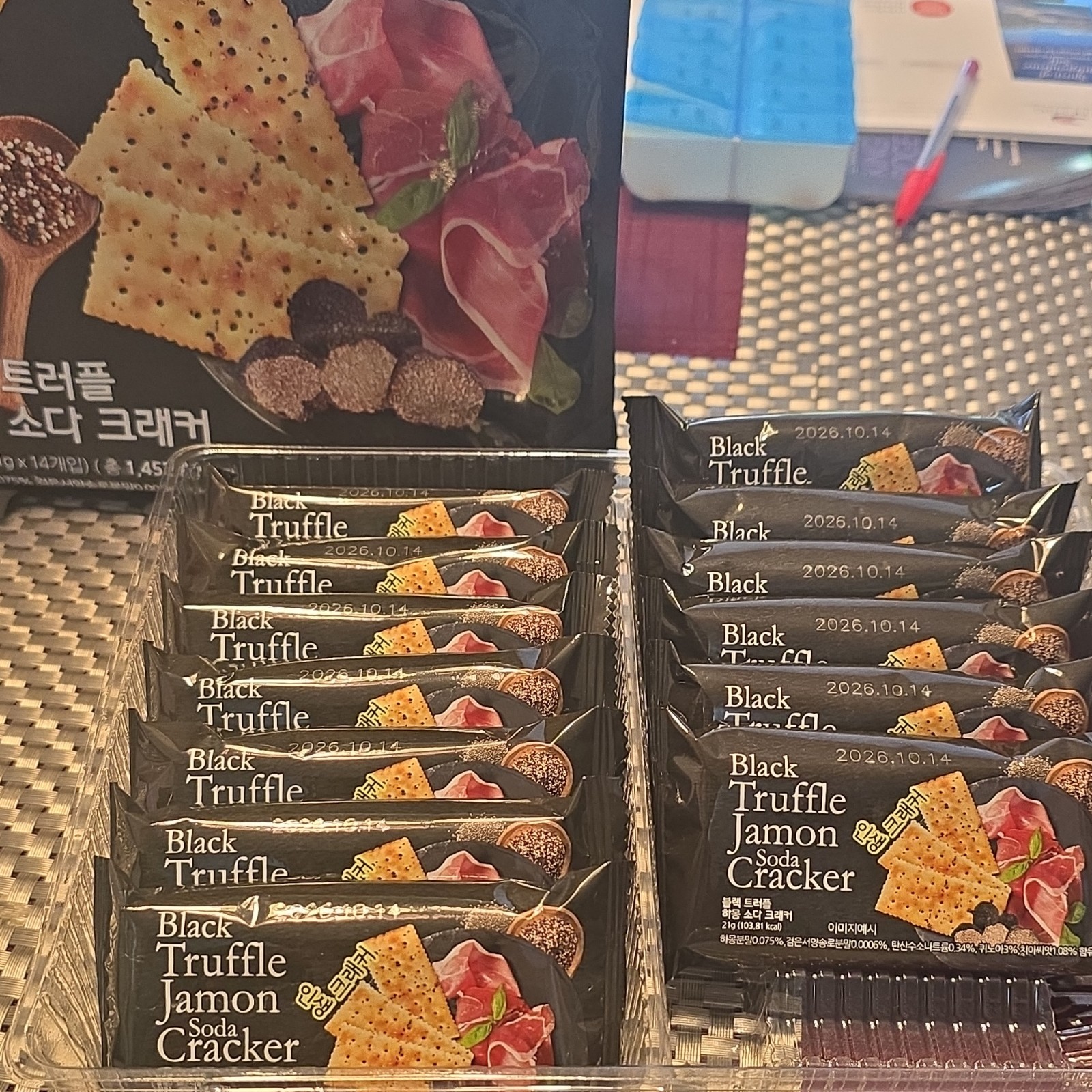 Black Truffle Jamon Soda Crackers Cracker & Crispbread, 294g (14x21g) Wheat/Soy