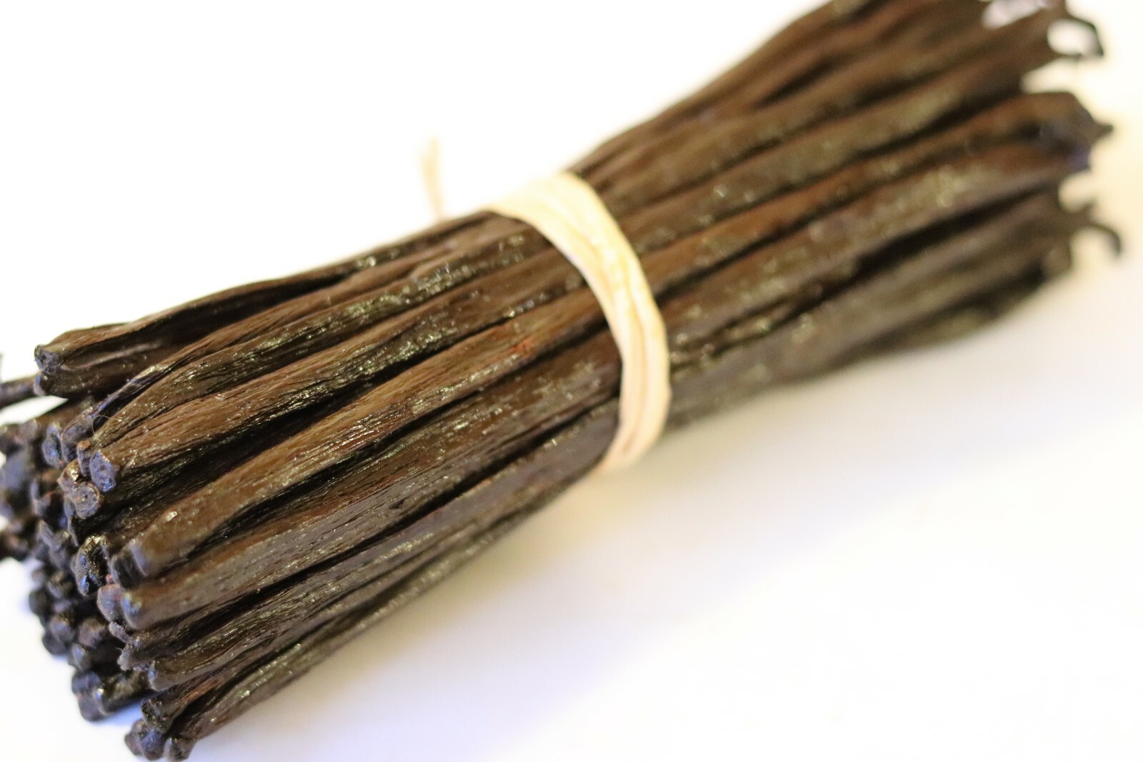 30 grams. BOURBON VANILLA BEANS-PODS FROM MADAGASCAR 5-6″