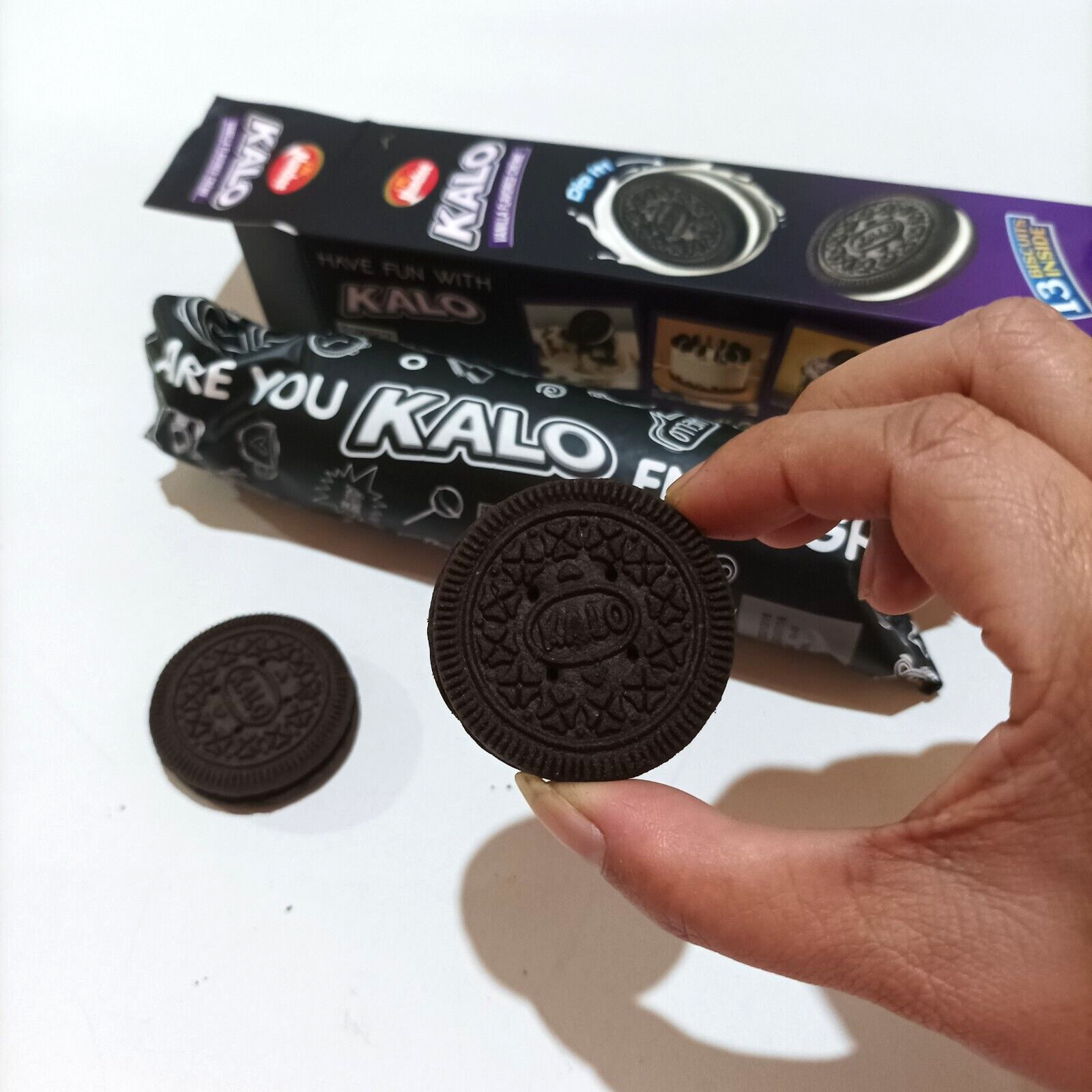 CHOCOLATE Biscuit With Ceylon Munchee KALO Vanilla Flavored Creamy CENTER New