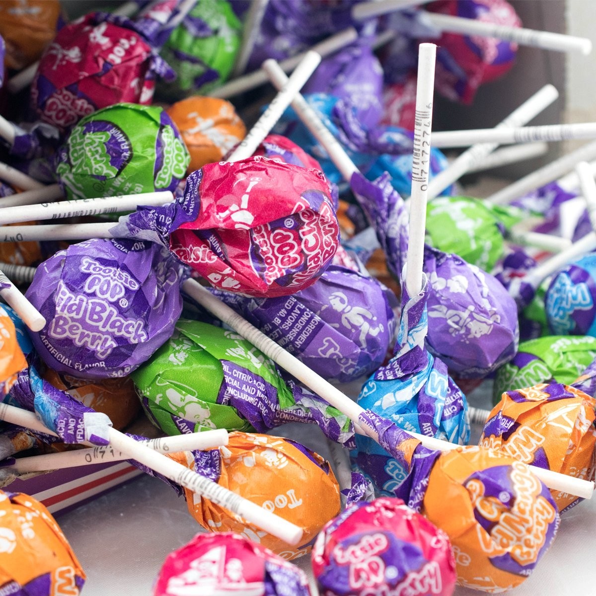 Tootsie Pops Assorted Wild Berry Flavors Chocolatey Center Bulk Candy (2 Pounds)